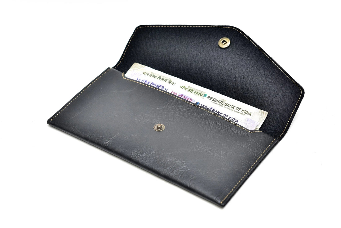 Take your style up a notch with our customized minimal clutches for women. 